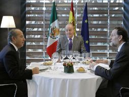 Calderón, el rey Juan carlos y Mariano Rajoy, durante el almuerzo. REUTERS  /