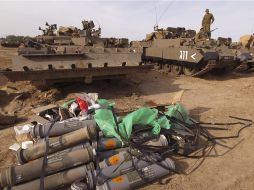 Soldados israelíes instalan su campamento en la lozalidad de Sderot, Israel cerca de la frontera con la Franja de Gaza. EFE  /
