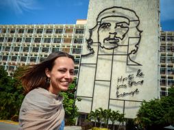 Tanja Nijmeijer, miembro de las FARC, posa fente a la imagen del ''Che'' Guevara en La Habana. AFP  /