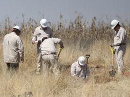 Personal de Mantenimiento de Pemex retiró los artefactos soldados al ducto para proceder a su reparación. ARCHIVO  /