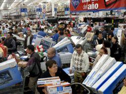 En la foto se puede apreciar la preferencia de la gente por las pantallas planas. EFE  /