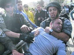 Un manifestante palestino es arrestado por soldados israelíes en una protesta en la puerta de Damasco. EFE  /