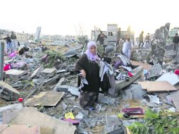 Destrozos. Palestinos buscan pertenencias entre los escombros de las que fueran sus casas en Rafah, al sur de la Franja de Gaza. EFE  /