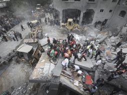 Palestinos buscan sobrevivientes a  los bombardeos. EFE  /