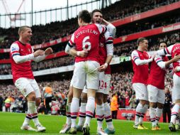 El delantero Olivier Giroud (C) celebra con Koscielny Laurent después de anotar su tercer gol, en el partido contra el Tottenham. AFP  /