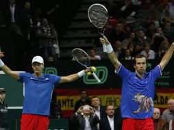Tomas Berdych y Radek Stepanek festejan su triunfo sobre los españoles en el encuentro de dobles. AP  /