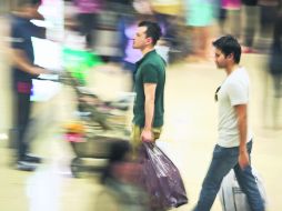 LA REALIDAD PUEDE ESPERAR. Los tapatíos se volcaron a las tiendas como si en efecto estuviera cerca el fin del mundo.  /