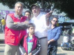 Recorrido. Salvador Caro (derecha), acompañado de Juan José Larios, durante su visita al Tianguis Cultural. ESPECIAL  /