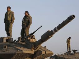 Soldados israelíes permanecen en la frontera con Franja de Gaza. AP  /