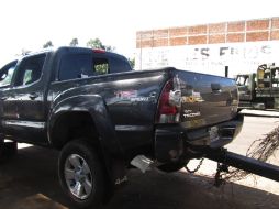 En la Toyota Tacoma viajaban las víctimas contra las que los sicarios dispararon, asesinando al copiloto. ESPECIAL  /