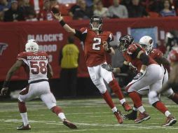 Matt Ryan fue muy presionado por al defensiva de los Cardenales. AP  /