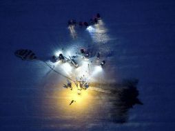 El equipo de apoyo auxilia a los astronautas tras su aterrizaje en Kazajistán. EFE  /