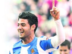 Doblete. Carlos festeja uno de sus goles con la Real Sociedad al Rayo Vallecano. EFE  /