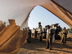 Soldados israelíes oran antes de intervenir en el conflicto palestino-israelí. AP  /