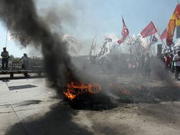 Militantes del Partido Obrero argentino bloquean el acceso sur de Buenos Aires. EFE  /