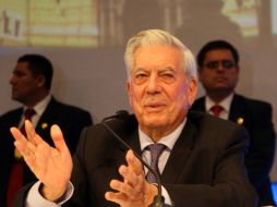 El escritor nacionalizado español recibirá el premio de manos de Felipe Calderón  /