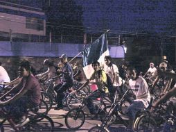 Tradición nocturna. Cientos de ciclistas salen a pedalear cada semana en las calles de la ciudad.  /