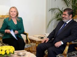 La secretaria de Estado de EU, Hillary Clinton, se reúne conMohamed Mursi. AFP  /