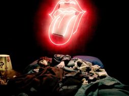 Rapace durante una escena del video donde aparece bajo la luz de sus Satánicas Majestades. AP  /