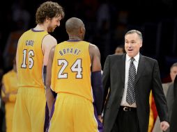 Kobe Bryant (c) y Pau Gasol (i) celebran su victoria con el entrenador Mike D'Antoni (d). EFE  /