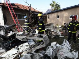 Bomberos israelíes inspecciona un edificio dañado en los bombardeos. EFE  /