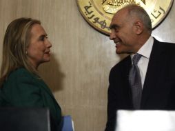 Hillary Clinton y el ministro de Exteriores de Egipto, Kamel Amr (d), discuten el acuerdo entre Israel y Gaza para el cese al fuego.EFE  /