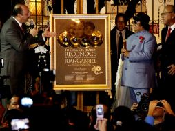 Juan Gabriel recibió un homenaje durante ceremonia encabezada por el gobernador de la entidad, César Duarte. EL UNIVERSAL  /
