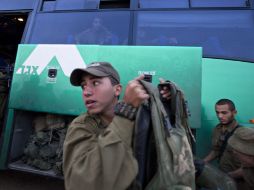 Unos soldados israelíes recogen sus pertenencias para abandonar la base militar donde trabajaban, en Gaza. EFE  /