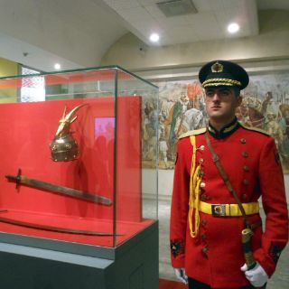 Exponen en Albania armas del héroe nacional Skenderbej