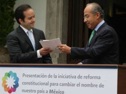 Imagen del momento en que Calderón firmó y entregó la iniciativa a Poiré. NTX  /