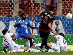 Acción del gol de Raúl García en el partido de esta noche ante el Hapoel. EFE  /