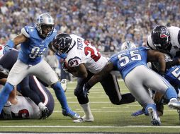 Arian Foster rompe la defensiva de los Leones durante el partido de Acción de Gracias en el Ford Field. AP  /