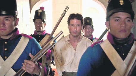 Raúl Méndez (al centro) ha encontrado un nicho en la pantalla chica con series exitosas cómo Paramédicos, en Canal 11.ESPECIAL  /