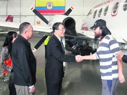 Retorno. El embajador Wang Wiaoyuan (izquierda), saluda a uno de sus cuatro compatriotas que estaban secuestrados. AP  /