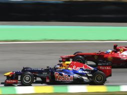 Vettel (i) hizo un tiempo de 1:14.300, mientras que Alonso (d) cronometró 1:14.592. AP  /