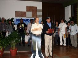 El guerrillero Rodrigo Granda (d), alias ''Ricardo Téllez'', lee la declaración junto a una silueta de cartónde Simón Trinidad. EFE  /