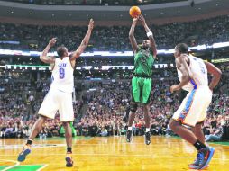 Atinado. Kevin Garnett realiza un tiro a la canasta, eludiendo la marca de Serge Ibaka. AFP  /