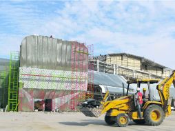 En el lugar donde se erigirá el Palacio de la Cultura y la Comunicación, el personal trabaja para tener a tiempo el complejo.  /