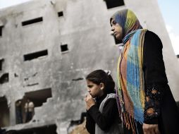 Palestianas miran la destrucción de los bombardeos, tras ser decretada la tregua. AFP  /