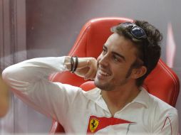 El español, Fernando Alonso, ahora lidera la cuarta fila, por delante del finlandés Kimi Raikkonen. AP  /