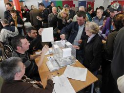 Numerosas personas acuden a las urnas para elegir su próximo parlamento regional. EFE  /