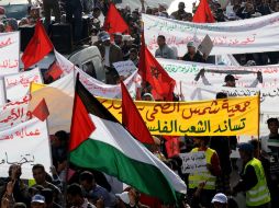 Manifestantes marroquíes ondean sus banderas nacionales al lado de banderas palestinas. AFP  /