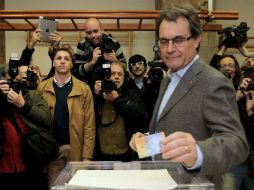 Artur Mas, al momento de su votación. EFE  /