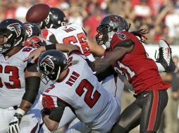 Matt Ryan (2) sufrió mucho ante la defensiva de Tampa Bay. REUTERS  /