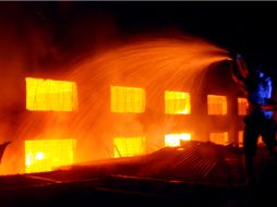 Las llamas destruyeron el edificio de nueve plantas. AP  /