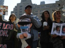 Un hombre reclama poniendo a una piñata la foto de Calderón. REUTERS  /