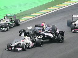 Momento en el que Bruno Senna sale proyectado contra el alerón trasero de Sergio Pérez. REUTERS  /