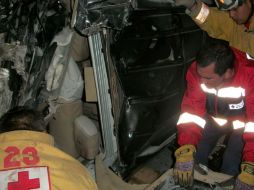 Paramédicos de la Cruz Roja Zapotlanejo acudieron al lugar del percance. ESPECIAL  /