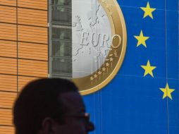 El euro cayó un 0.5 %, bajando 1.2966 dólares. ARCHIVO  /