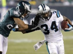 DeAngelo Williams (Filadelfia) es detenido por Nnamdi Asomugha de las Águilas de Filadelfia. REUTERS  /